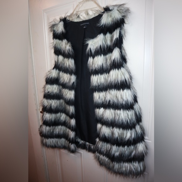 SIGNATURE STUDIO FAUX FUR SLEEVELESS VEST NWT SIZE SMALL - Picture 2 of 3